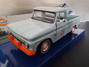 Chevy C10 Fleetside Pick-up 1966 Gulf Livery Schaal 1:24