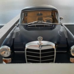 Mercedes Benz 200 Universal 1966  Schaal 1:18 - Afbeelding 4