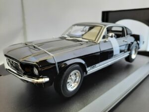Ford Mustang GTA Fastback 1967 Schaal 1:18