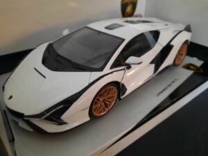 Lamborghini Sian Schaal 1:18