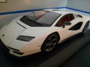 Lamborghini Countach LPi 800-4 Schaal 1:18