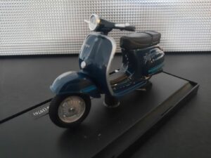 Vespa 125 E113 Primavera 1976 Schaal 1:18