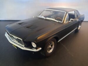 Ford Mustang Coupe 1967 Creed Adonis Schaal 1:18