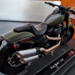 Harley-Davidson Fat Bob 114 Schaal 1:18 - Afbeelding 3