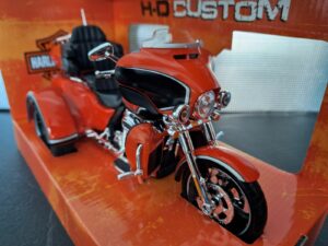 Harley-Davidson CVO Tri-Glide Ultra Schaal 1:12