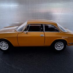 Alfa Romeo 1750 GTV 1970 Schaal 1:18 - Afbeelding 2