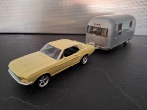 Ford Mustang 1968 + Airstream Caravan Schaal 1:43