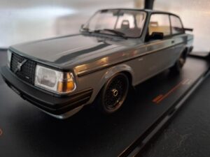 Volvo 240 Turbo Custom 1986 Schaal 1:18