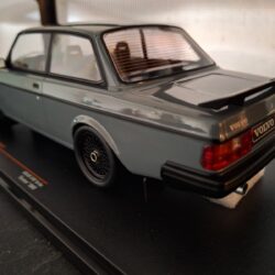 Volvo 240 Turbo Custom 1986 Schaal 1:18 - Afbeelding 3