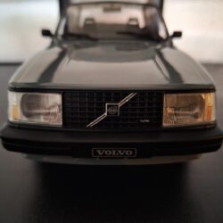 Volvo 240 Turbo Custom 1986 Schaal 1:18 - Afbeelding 4