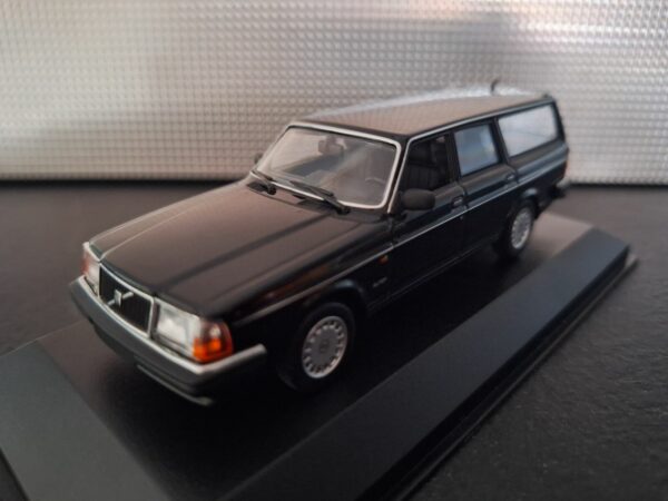 Volvo 240 GL Break 1986 Schaal 1:43