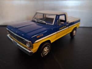 Ford F-100 with Bed Cover Goodyear Tires 1969 Schaal 1:24