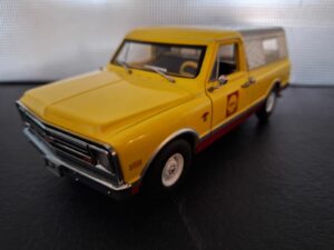 Chevrolet C-10 1968 With Camper Shell Oil Schaal 1:24