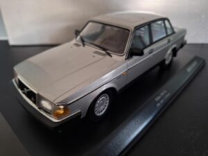 Volvo 240 GL 1986 Zilver Schaal 1:18