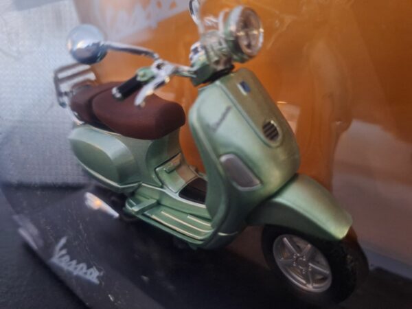 Vespa LXV 2014 Schaal 1:18