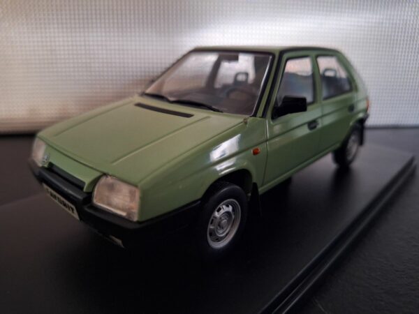 Skoda Favorit 1987 Schaal 1:24