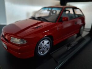 Opel Astra GSi 1991 Schaal 1:18