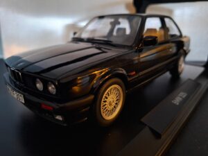 BMW 325i 1988 Schaal 1:18
