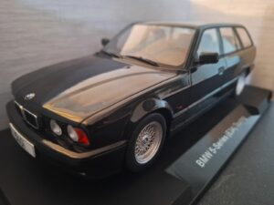 BMW 5 Series E34 Touring 1991 Schaal 1:18