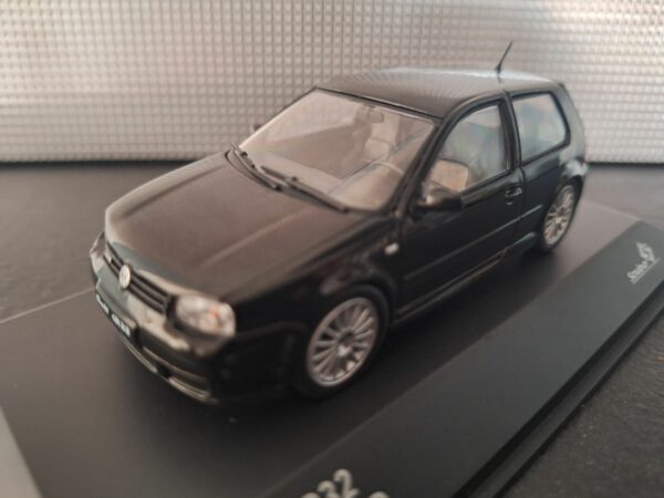 Volkswagen Golf IV R32 Schaal 1:43