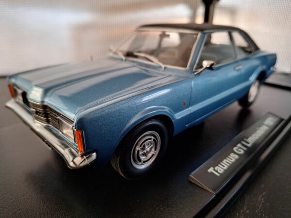 Ford Taunus GT Sedan 1971 Schaal 1:18