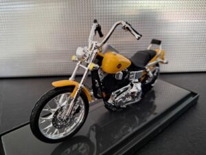 Harley-Davidson FXDWG Dyna Wide Glide geel Schaal 1:18