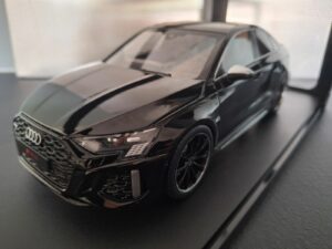 Audi RS3 Limousine 2022 zwart Schaal 1:18