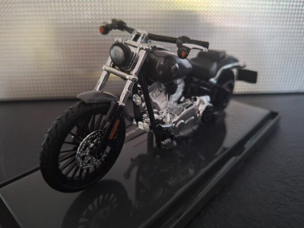 Harley-Davidson Breakout 2016 grijs Schaal 1:18