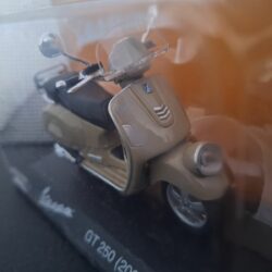 Vespa GT 250 (2006) Schaal 1:18 - Afbeelding 2