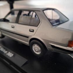 Volvo 360 1987 Schaal 1:18 - Afbeelding 3