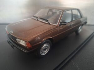 Peugeot 305 1977 Schaal 1:24