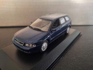 Audi A4 Avant 1995 blauw Schaal 1:43