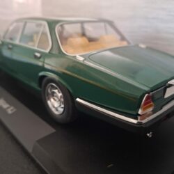 Jaguar XJ Series III Groen Schaal 1:18 - Afbeelding 3