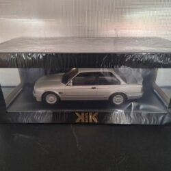 BMW 325i E30 1988 Schaal 1:18 - Afbeelding 4