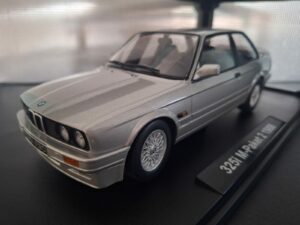 BMW 325i E30 1988 Schaal 1:18