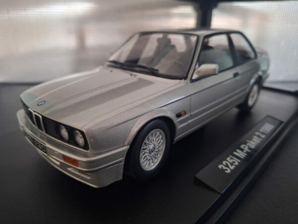 BMW 325i E30 1988 Schaal 1:18