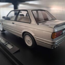 BMW 325i E30 1988 Schaal 1:18 - Afbeelding 3