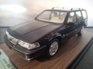 Volvo 960 Estate Blackberry Schaal 1:18