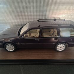 Volvo 960 Estate Blackberry Schaal 1:18 - Afbeelding 2