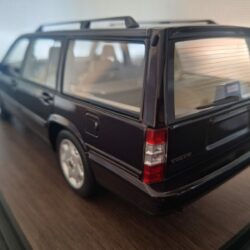 Volvo 960 Estate Blackberry Schaal 1:18 - Afbeelding 3