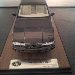 Volvo 960 Estate Blackberry Schaal 1:18 - Afbeelding 4