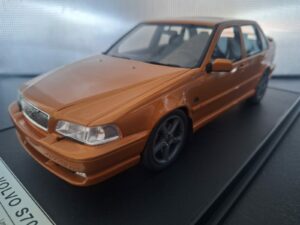 Volvo S70R Saffraan Schaal 1:18