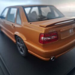 Volvo S70R Saffraan Schaal 1:18 - Afbeelding 3