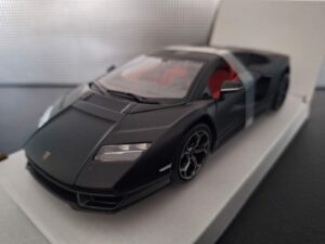 Lamborghini Countach LPi 800-4 Schaal 1:24