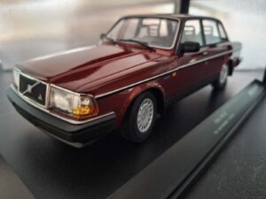 Volvo 240 GL 1986 D.Rood Schaal 1:18