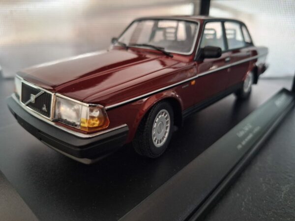Volvo 240 GL 1986 D.Rood Schaal 1:18
