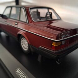 Volvo 240 GL 1986 D.Rood Schaal 1:18 - Afbeelding 3