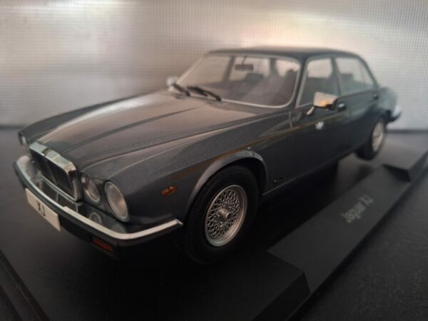 Jaguar XJ Series III grijs Schaal 1:18