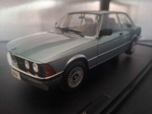 BMW 323i 1980 Schaal 1:18